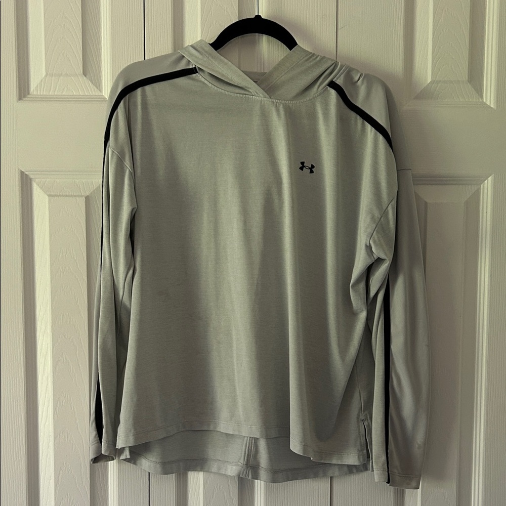 💚 5 for $15! 💚 Under Armour Light Gray Pullover with Black Trim